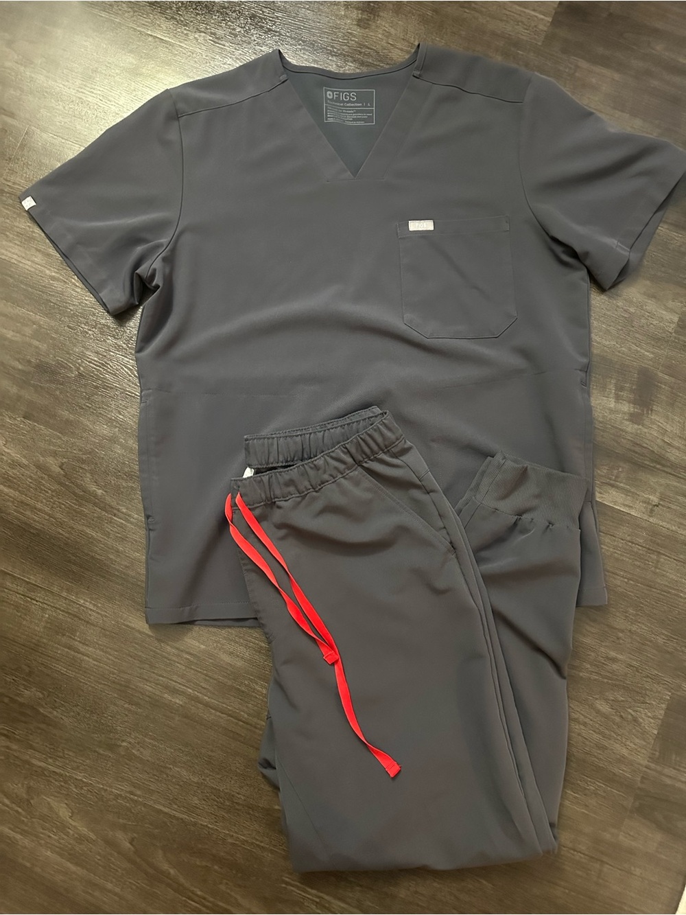 FIGS Men’s Scrub Set in Charcoal